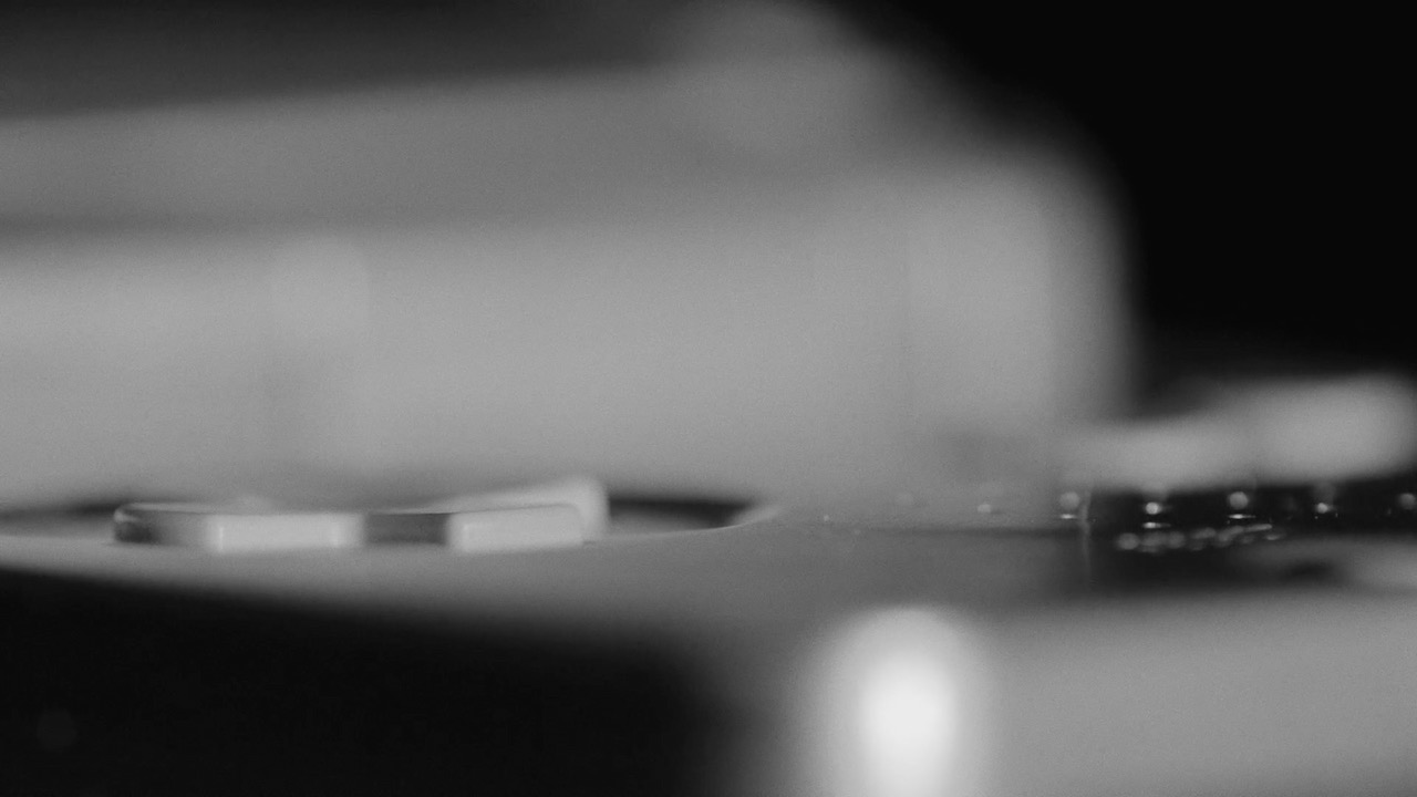 screenshot de ma vidéo de packshot d'une gameboy. On y voit un bout des boutons de la gameboy avec beaucoup de profondeur de champs.