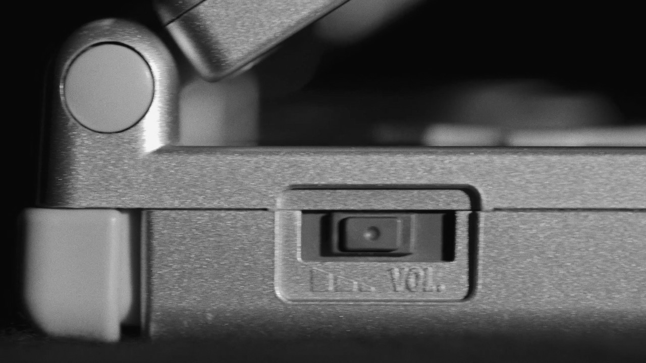 screenshot de ma vidéo de packshot d'une gameboy. On y voit le côté de la gameboy.